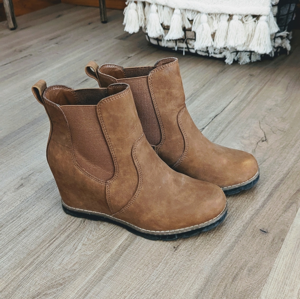 Cognac wedge boots